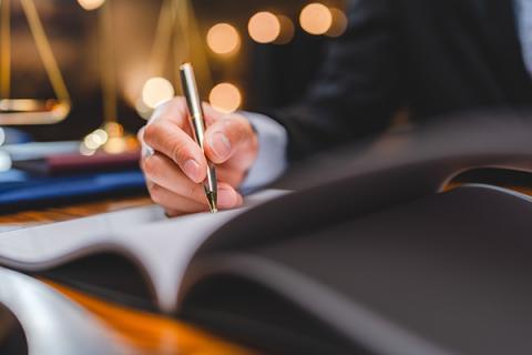 Signing of a procurement contract in a professional setting